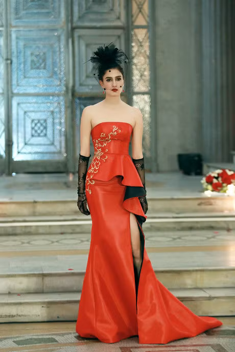 Chiếc váy nặng 30 kg đính hàng nghìn viên ngọc trai quý hiếm ảnh 14