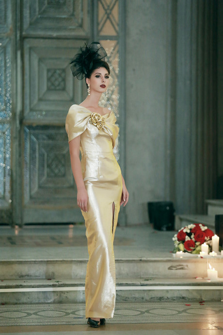 Chiếc váy nặng 30 kg đính hàng nghìn viên ngọc trai quý hiếm ảnh 17