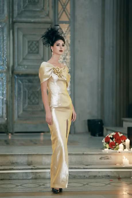 Chiếc váy nặng 30 kg đính hàng nghìn viên ngọc trai quý hiếm ảnh 17