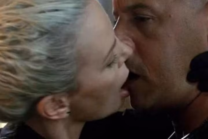 Charlize Theron chê Vin Diesel cứng đơ như cá chết.