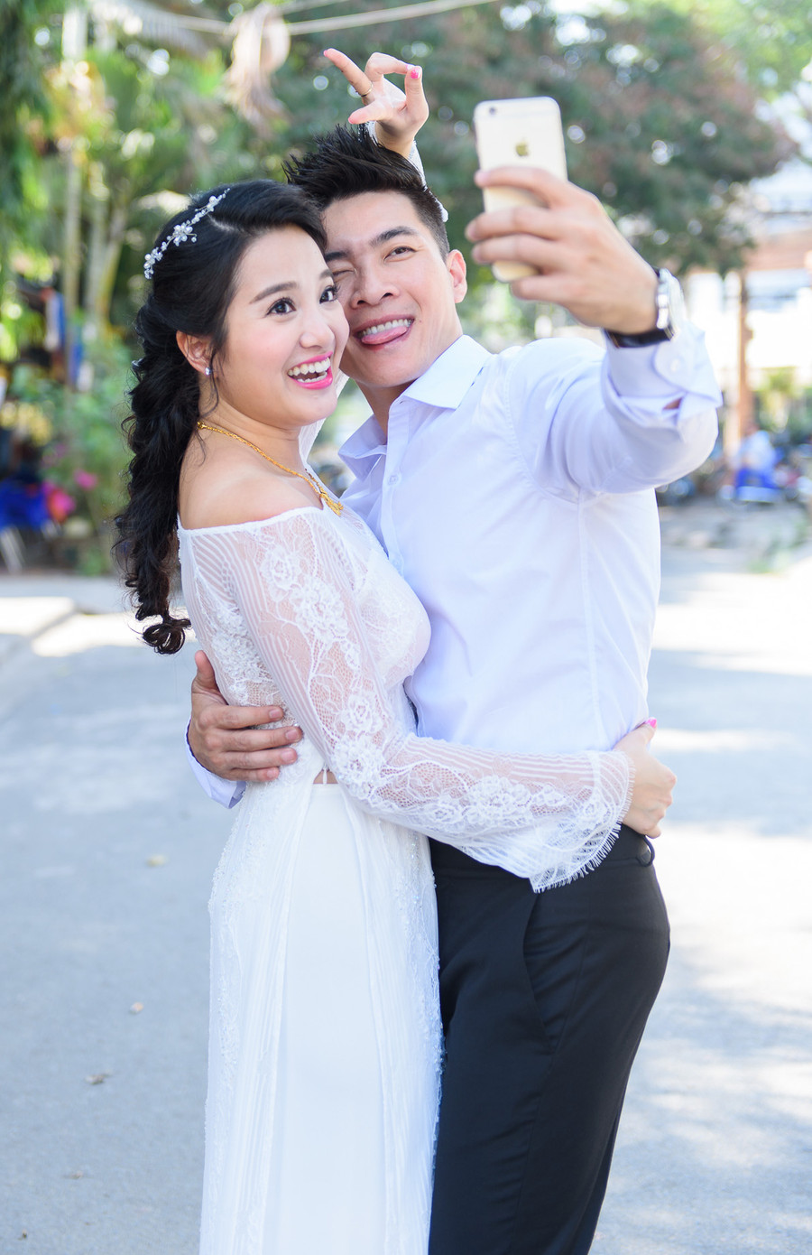 "Hoàng tử xiếc" Quốc Cơ hôn MC Hồng Phượng trong đám hỏi ảnh 14 "Hoàng tử xiếc" Quốc Cơ hôn MC Hồng Phượng trong đám hỏi ảnh 14