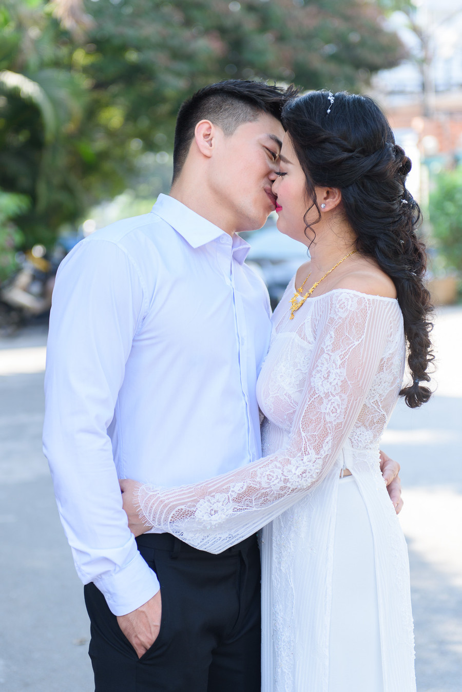 "Hoàng tử xiếc" Quốc Cơ hôn MC Hồng Phượng trong đám hỏi ảnh 13 "Hoàng tử xiếc" Quốc Cơ hôn MC Hồng Phượng trong đám hỏi ảnh 13