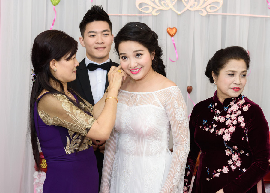 "Hoàng tử xiếc" Quốc Cơ hôn MC Hồng Phượng trong đám hỏi ảnh 9 "Hoàng tử xiếc" Quốc Cơ hôn MC Hồng Phượng trong đám hỏi ảnh 9