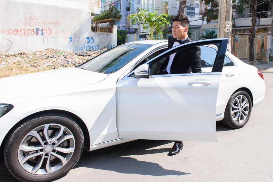 "Hoàng tử xiếc" Quốc Cơ hôn MC Hồng Phượng trong đám hỏi ảnh 2 "Hoàng tử xiếc" Quốc Cơ hôn MC Hồng Phượng trong đám hỏi ảnh 2