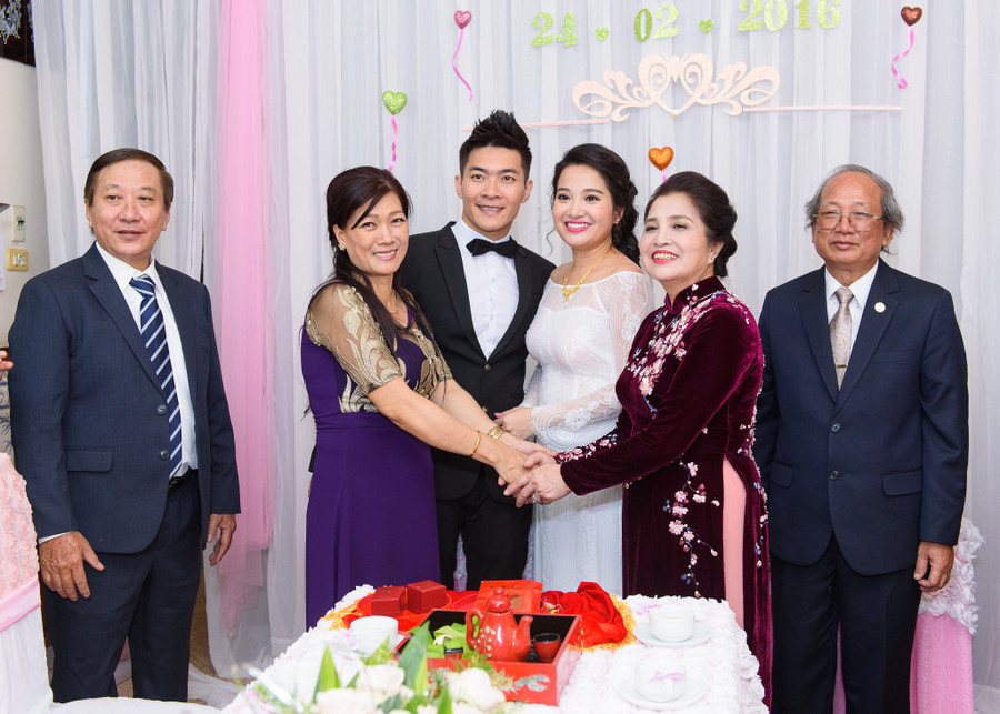 "Hoàng tử xiếc" Quốc Cơ hôn MC Hồng Phượng trong đám hỏi ảnh 6 "Hoàng tử xiếc" Quốc Cơ hôn MC Hồng Phượng trong đám hỏi ảnh 6