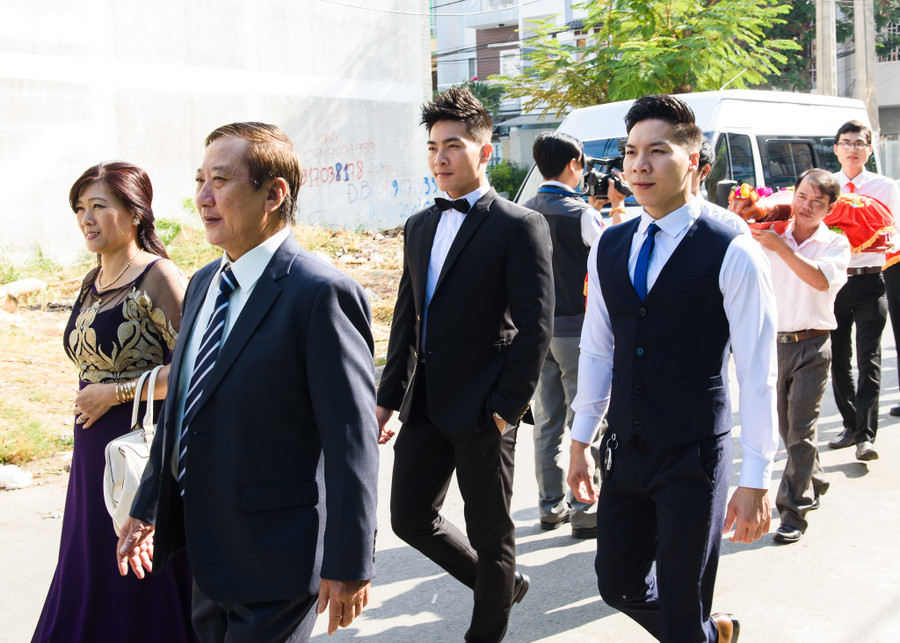 "Hoàng tử xiếc" Quốc Cơ hôn MC Hồng Phượng trong đám hỏi ảnh 4 "Hoàng tử xiếc" Quốc Cơ hôn MC Hồng Phượng trong đám hỏi ảnh 4