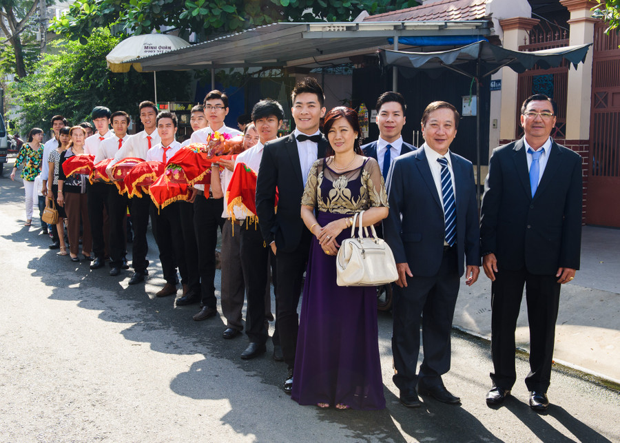 "Hoàng tử xiếc" Quốc Cơ hôn MC Hồng Phượng trong đám hỏi ảnh 3 "Hoàng tử xiếc" Quốc Cơ hôn MC Hồng Phượng trong đám hỏi ảnh 3