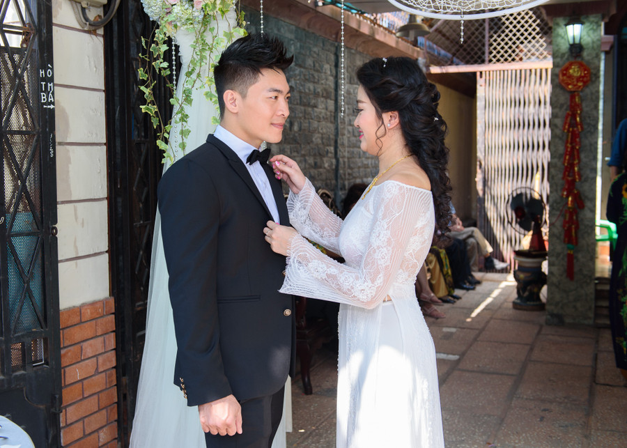 "Hoàng tử xiếc" Quốc Cơ hôn MC Hồng Phượng trong đám hỏi ảnh 12 "Hoàng tử xiếc" Quốc Cơ hôn MC Hồng Phượng trong đám hỏi ảnh 12