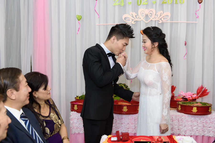 "Hoàng tử xiếc" Quốc Cơ hôn MC Hồng Phượng trong đám hỏi ảnh 8 "Hoàng tử xiếc" Quốc Cơ hôn MC Hồng Phượng trong đám hỏi ảnh 8