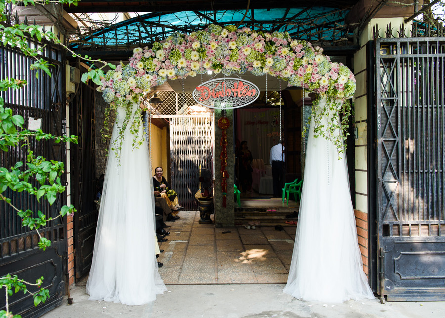 "Hoàng tử xiếc" Quốc Cơ hôn MC Hồng Phượng trong đám hỏi ảnh 1 "Hoàng tử xiếc" Quốc Cơ hôn MC Hồng Phượng trong đám hỏi ảnh 1