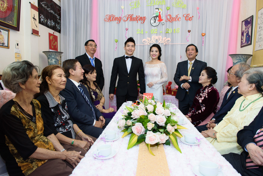 "Hoàng tử xiếc" Quốc Cơ hôn MC Hồng Phượng trong đám hỏi ảnh 7 "Hoàng tử xiếc" Quốc Cơ hôn MC Hồng Phượng trong đám hỏi ảnh 7