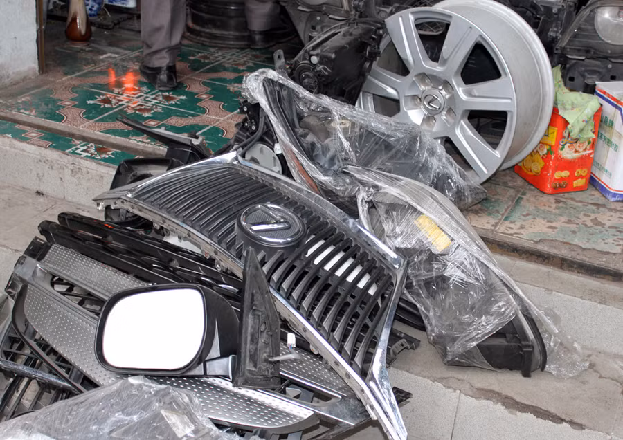 Lô phụ tùng ôtô cũ thu giữ tại một cửa hàng ở chợ Trời hôm 19/2. Ảnh: Tùng Lâm.