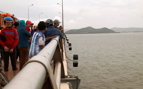 Nam thanh niên nhảy cầu sau khi đi ăn sáng với người yêu