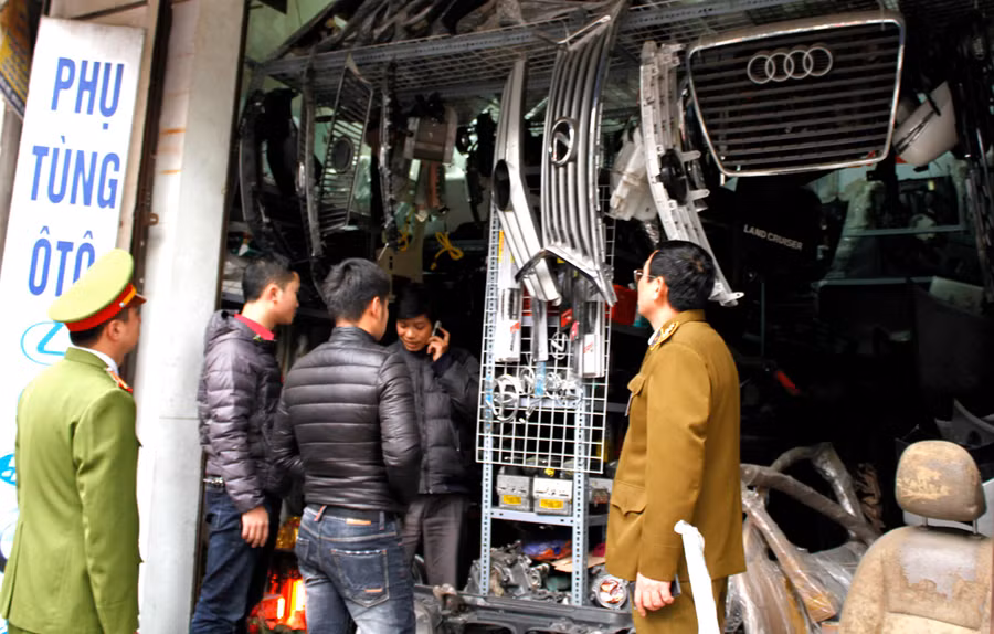 Lực lượng chức năng kiểm tra cửa hàng bán phụ tùng ô tô trên phố Đỗ Ngọc Du. Ảnh: Tùng Lâm.