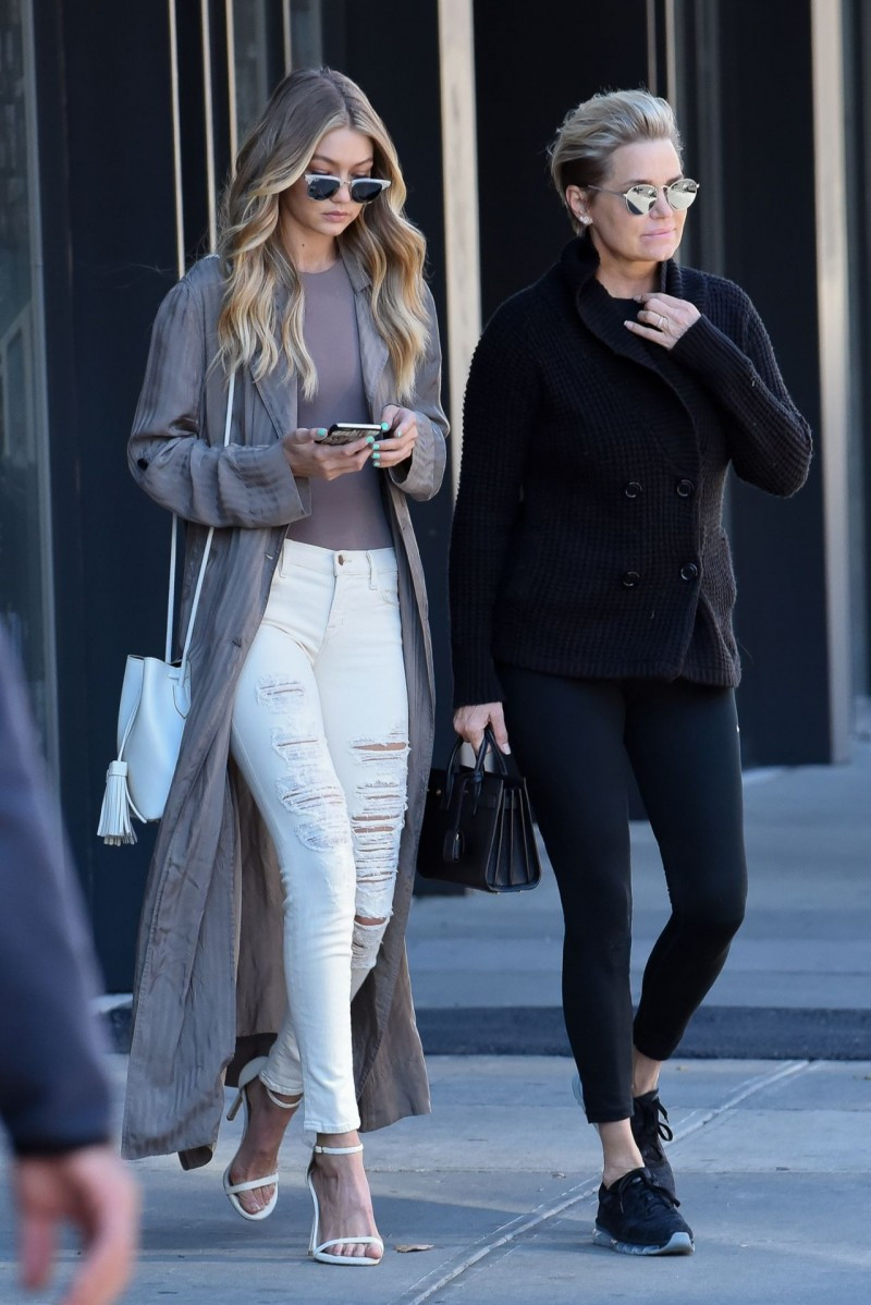 Kính mát dường như là món đồ không thể thiếu khi dạo phố của Gigi Hadid. Kính mát dường như là món đồ không thể thiếu khi dạo phố của Gigi Hadid.