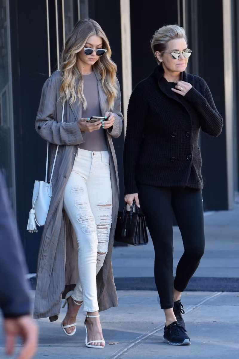 Kính mát dường như là món đồ không thể thiếu khi dạo phố của Gigi Hadid.