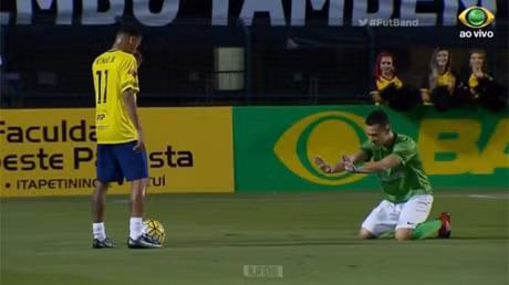 HI HUU: Neymar khien hau ve doi phuong phai... quy xuong xin tha - Anh 2