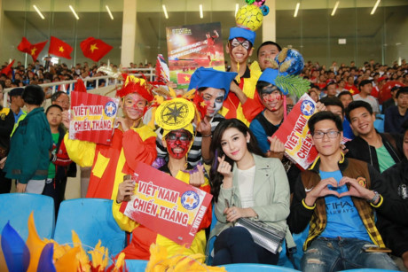 Á hậu Huyền My tràn đầy năng lượng cổ vũ bóng đá Việt Nam - Ảnh 7 A hau Huyen My tran day nang luong co vu bong da Viet Nam - Anh 7