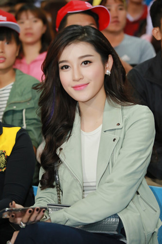Á hậu Huyền My tràn đầy năng lượng cổ vũ bóng đá Việt Nam - Ảnh 2 A hau Huyen My tran day nang luong co vu bong da Viet Nam - Anh 2