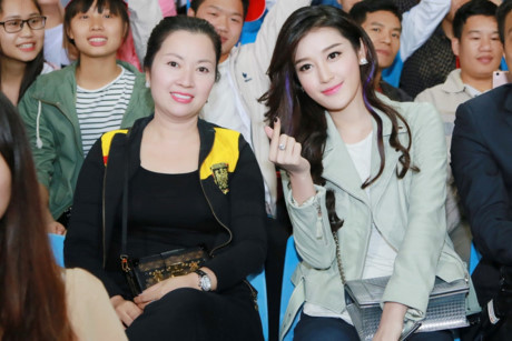 Á hậu Huyền My tràn đầy năng lượng cổ vũ bóng đá Việt Nam - Ảnh 4 A hau Huyen My tran day nang luong co vu bong da Viet Nam - Anh 4