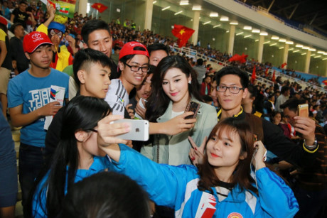 Á hậu Huyền My tràn đầy năng lượng cổ vũ bóng đá Việt Nam - Ảnh 9 A hau Huyen My tran day nang luong co vu bong da Viet Nam - Anh 9