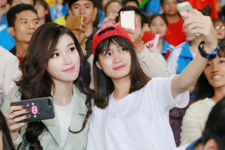 Á hậu Huyền My tràn đầy năng lượng cổ vũ bóng đá Việt Nam - Ảnh 5 A hau Huyen My tran day nang luong co vu bong da Viet Nam - Anh 5