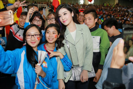 Á hậu Huyền My tràn đầy năng lượng cổ vũ bóng đá Việt Nam - Ảnh 8 A hau Huyen My tran day nang luong co vu bong da Viet Nam - Anh 8