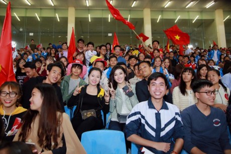 Á hậu Huyền My tràn đầy năng lượng cổ vũ bóng đá Việt Nam - Ảnh 1 A hau Huyen My tran day nang luong co vu bong da Viet Nam - Anh 1