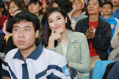 Á hậu Huyền My tràn đầy năng lượng cổ vũ bóng đá Việt Nam - Ảnh 10 A hau Huyen My tran day nang luong co vu bong da Viet Nam - Anh 10