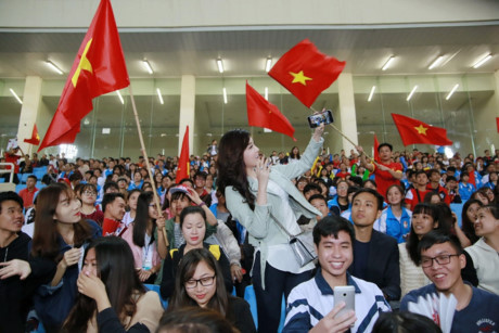 Á hậu Huyền My tràn đầy năng lượng cổ vũ bóng đá Việt Nam - Ảnh 6 A hau Huyen My tran day nang luong co vu bong da Viet Nam - Anh 6