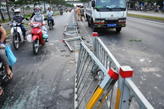 Một đoạn dải phân cách bị ô tô bảy chỗ ủi ngã