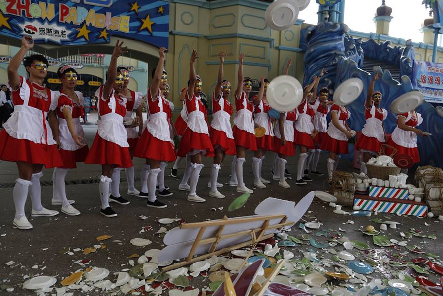 Nam nhân viên mặc trang phục hầu gái và ăn lê để giảm stress ảnh 5