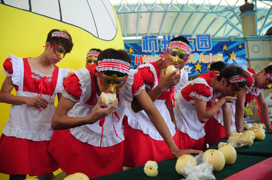 Nam nhân viên mặc trang phục hầu gái và ăn lê để giảm stress ảnh 3