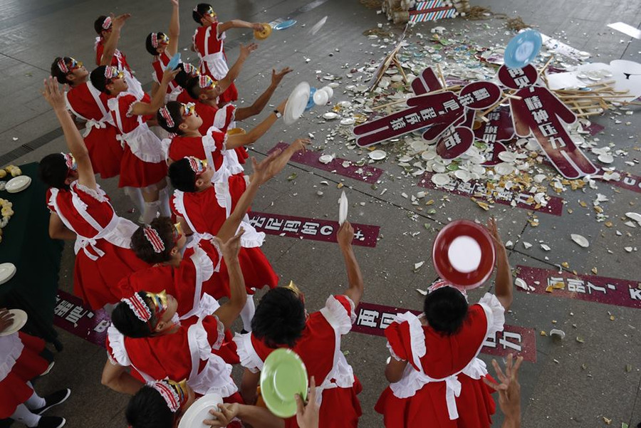 Nam nhân viên mặc trang phục hầu gái và ăn lê để giảm stress ảnh 2