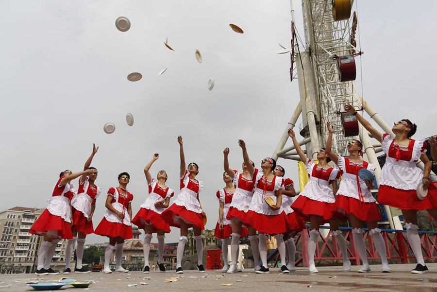 Nam nhân viên mặc trang phục hầu gái và ăn lê để giảm stress ảnh 1