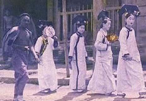 “Sự kiện hồn ma” lảng vảng tại Cố cung giữa đời thực chấn động Trung Quốc ảnh 1 Ảnh hồn ma các cung nữ dưới thời nhà Thanh được lan truyền trên mạng internet ở Trung Quốc.