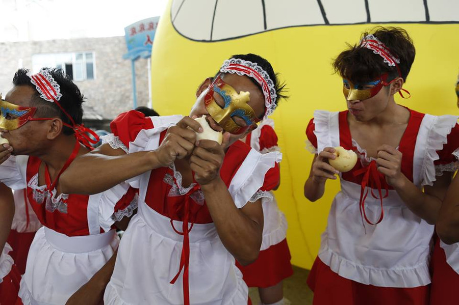 Nam nhân viên mặc trang phục hầu gái và ăn lê để giảm stress ảnh 6