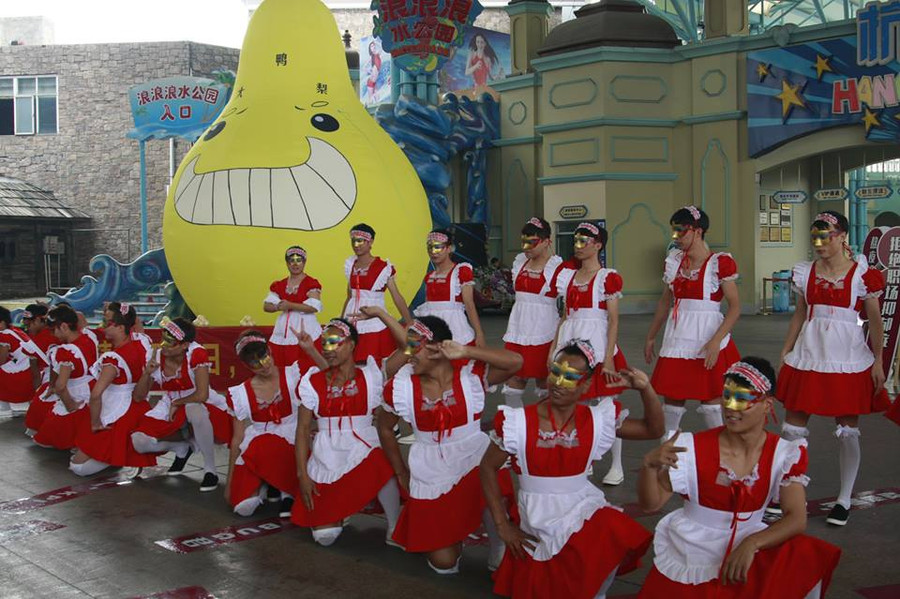 Nam nhân viên mặc trang phục hầu gái và ăn lê để giảm stress ảnh 4