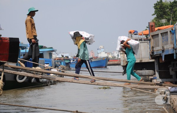 Đàn bà không son phấn, họ chọn mưu sinh làm vẻ đẹp của mình