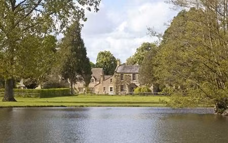 Con sông Dikler chạy ngay gần căn biệt thự tạo nên một khủng cảnh rất nên thơ