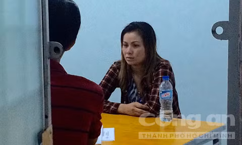 Đối tượng Nguyễn Thị Thắm tại trụ sở công an (Ảnh: Công an TPHCM)