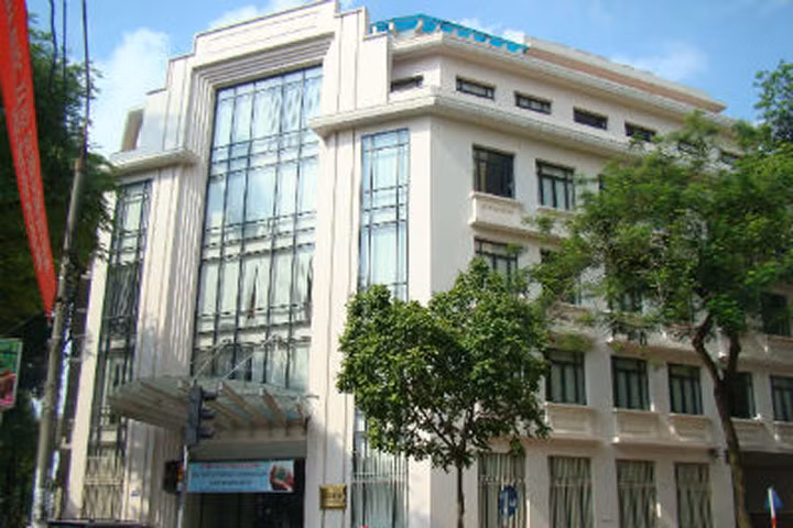 Yêu cầu làm rõ việc cán bộ quản lý thị trường gác chân khi tiếp phóng viên