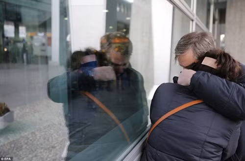 Nỗi đau phủ kín thân nhân hành khách vụ máy bay Nga rơi - ảnh 8