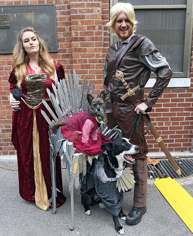 15 màn hóa trang Haloween “khó đỡ” giữa người và thú cưng hình ảnh 14 15 man hoa trang haloween “kho do” giua nguoi va thu cung hinh anh 14