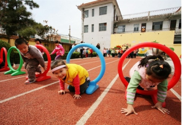 Hàng loạt học sinh mẫu giáo chảy máu mũi, nôn ói bất thường ảnh 3 Đường chạy thể dục trong các trường mầm non ở các thành phố lơn của Trung Quốc hầu như đều được trải thảm nhựa như thế này.