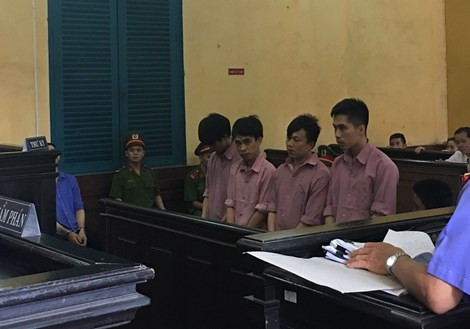 Các bị cáo đang nghe tòa tuyên án Ảnh: Pháp Luật TPHCM 