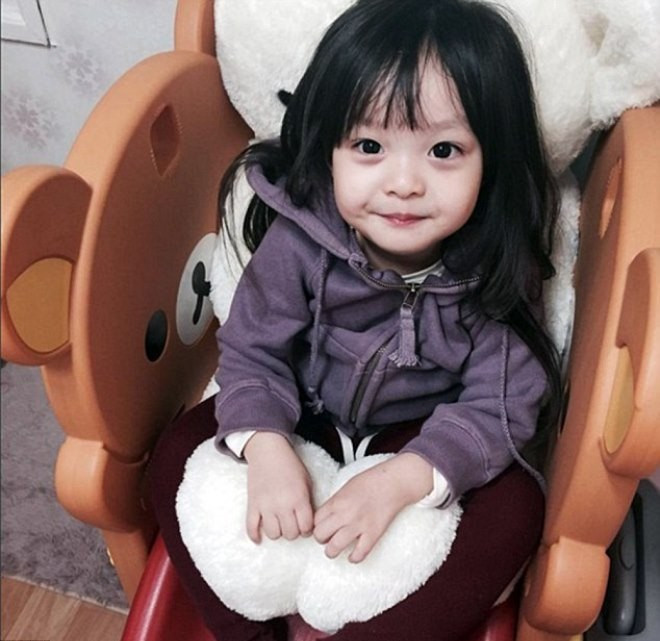 Nhóc tỳ sinh năm 2011 khá tự nhiên khi chụp hình. Bé gái 3 tuổi trở thành hiện tượng mạng