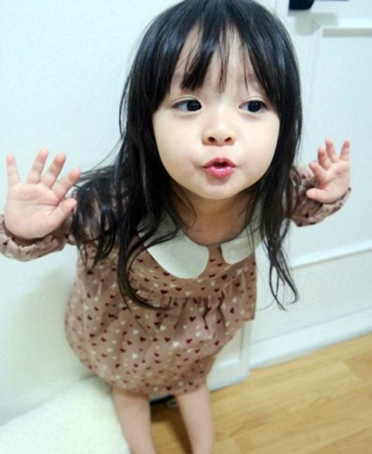 Bố mẹ của Jae Eun rất chăm chỉ chụp hình và chia sẻ những khoảnh khắc đáng yêu này lên trang cá nhân. Đó cũng là lý do khiến cô bé sở hữu nhiều fan như hiện nay. Bé gái 3 tuổi trở thành hiện tượng mạng