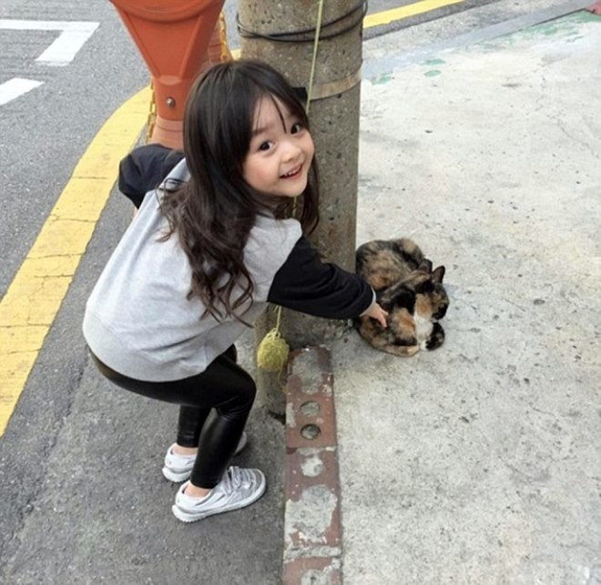 Mẹ Jae Eun cho biết, cô bé thích chơi với động vật. Bé hàng ngày rất đáng yêu nên chị không thể không chia sẻ ảnh lên mạng. Bé gái 3 tuổi trở thành hiện tượng mạng