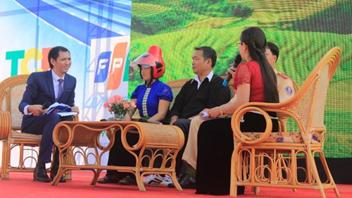 Ra mắt mũ bảo hiểm "để chỏm" dành cho phụ nữ Tây Bắc ảnh 1 Ra mắt mũ bảo hiểm